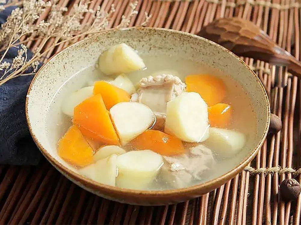 新鲜的冬薯特别适合煲汤,和猪骨,鸡汤一起煲,可以喝到非常清甜的汤