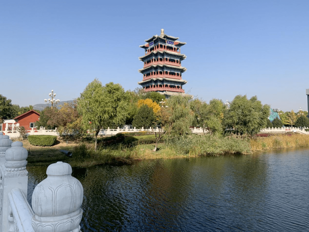 就分佈著窯神廟公園,永定河公園,濱河世紀廣場公園,黑山公園,葡山公園