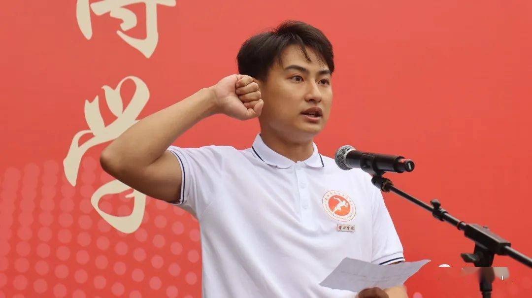 裁判员代表郭鸿鸣,运动员代表李少杰分别上台宣誓.