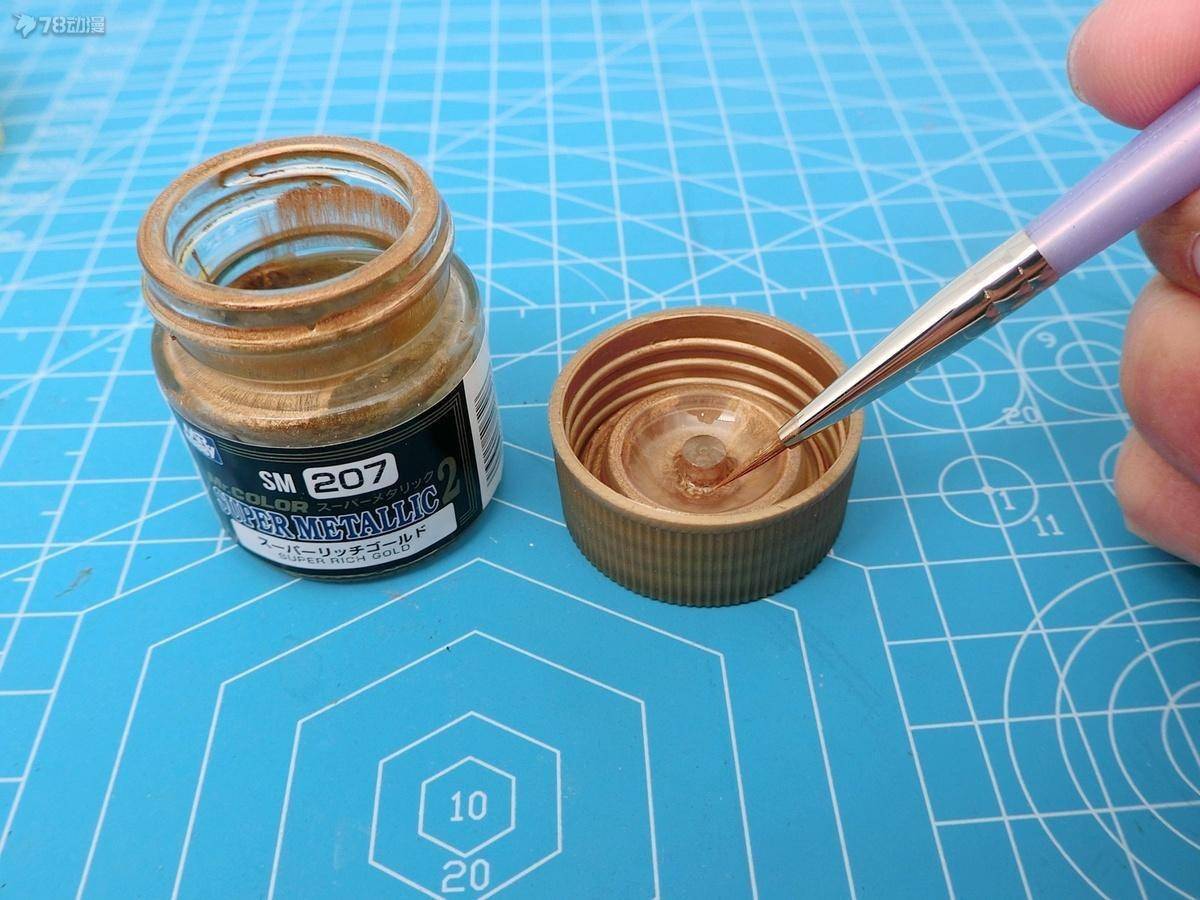 在使用sm系列金属色手涂时,我会在不稀释的情况下直接蘸取手涂.
