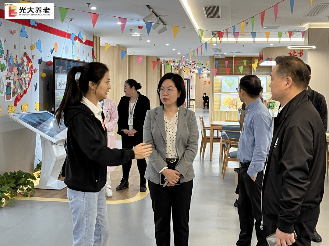 在智慧大屏前,何媛俊介绍到:"通过大屏幕,实时连接智慧养老大数据平台