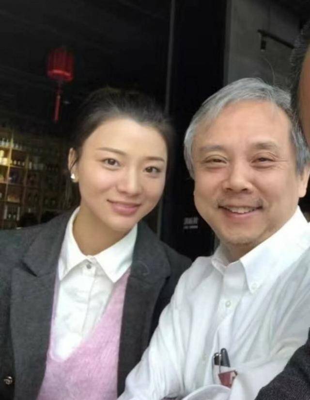 这段年龄差距如此之大的感情,陈嘉上却表示很珍惜现在的生活,毫不在意