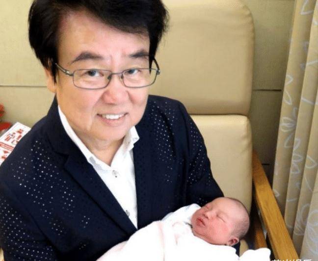 黄百鸣和好友海上派对,与美女合照大秀身材,腹肌十分惹眼_照片_体型