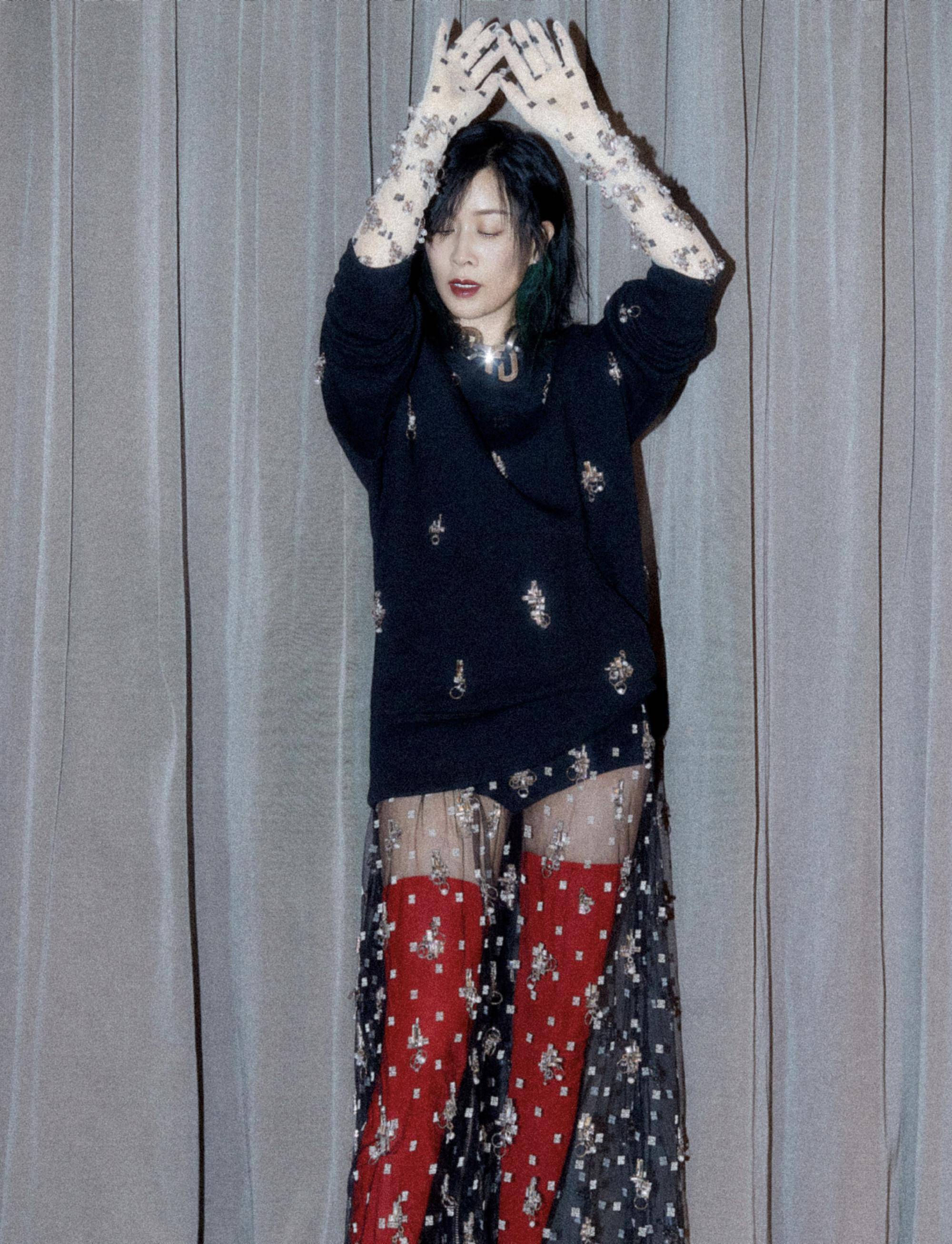 那英罕见更新动态,立体绣花时尚纱裙配红色长靴,53岁秀时尚_风格_黑色