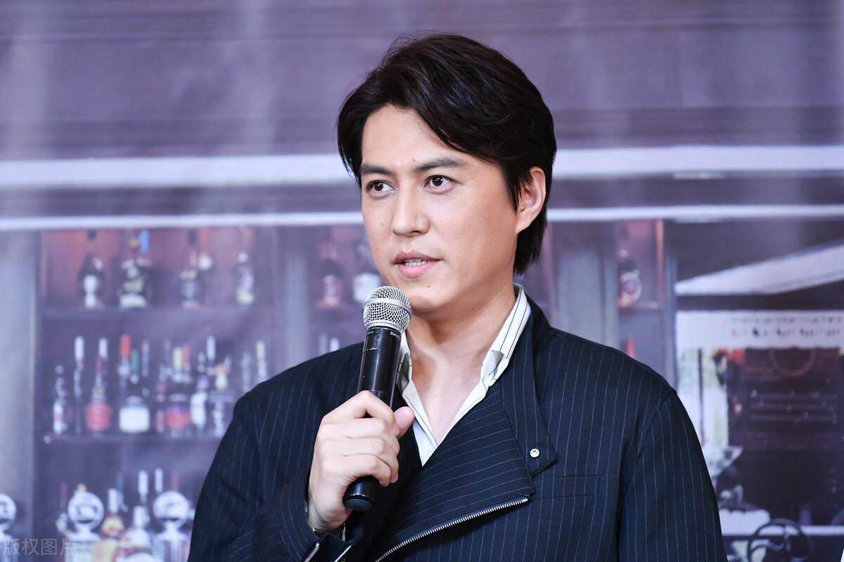 男演员靳东,拥有帅气的脸庞,为何当年会娶二婚的李佳?_袁泉_观众_演技