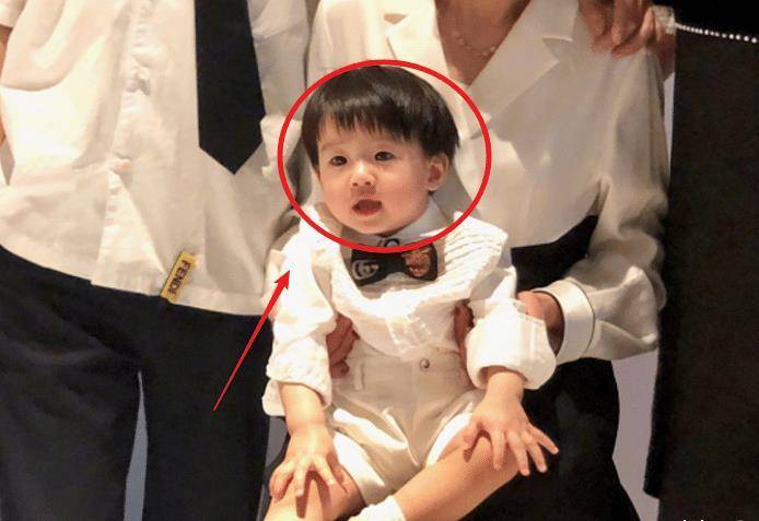 姜潮晒儿子正面照,大眼睛高鼻梁,实力演绎什么叫"单眼皮帅哥"_丹尼