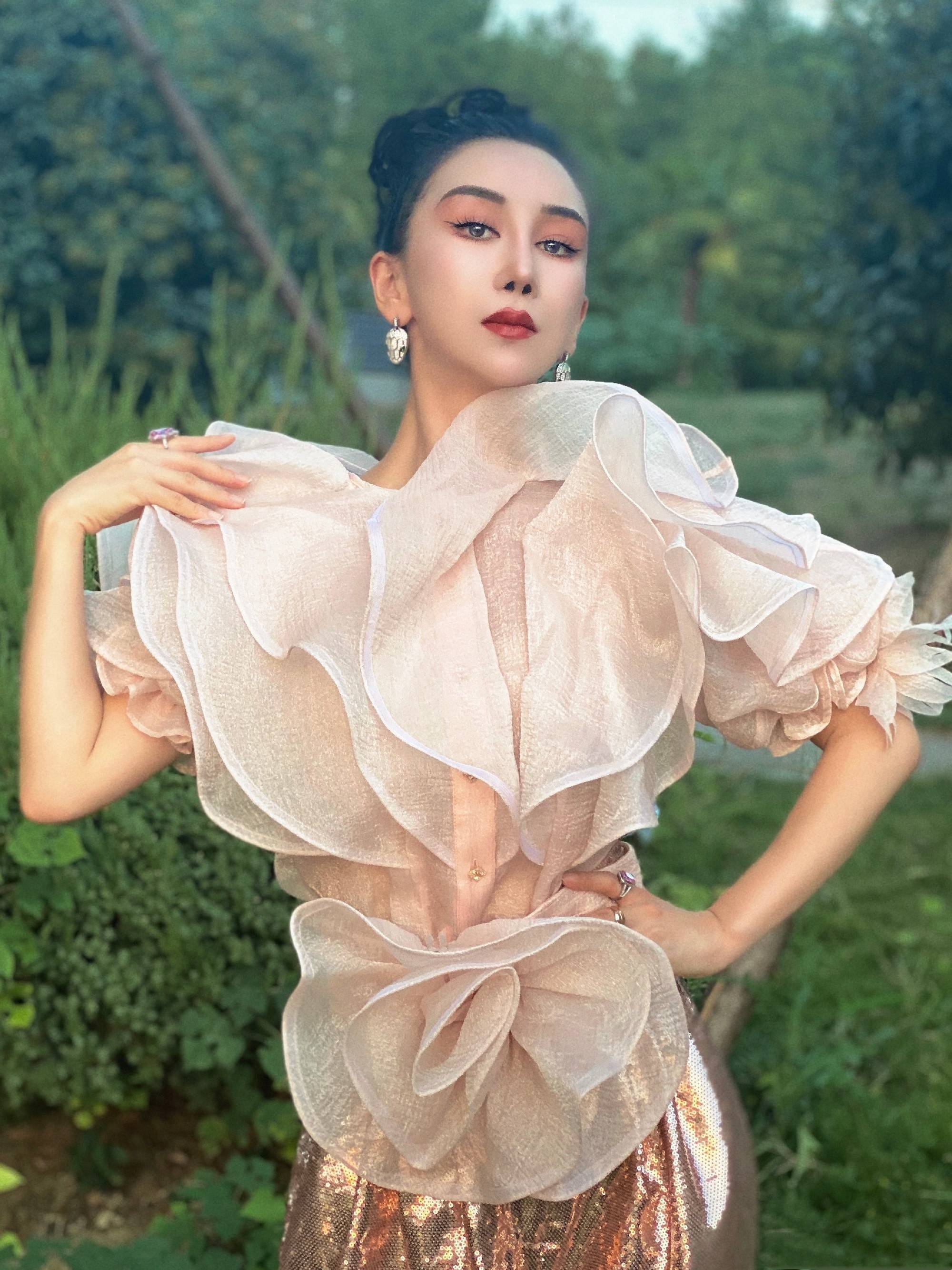 盘点2022影视歌三栖全才明星艺人邹晶晶的一组生活时尚写真_演艺_来源