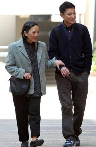 72岁"桃姐"叶德娴近照,刘德华为她下跪,和亲生儿女形同陌路_香港_电影