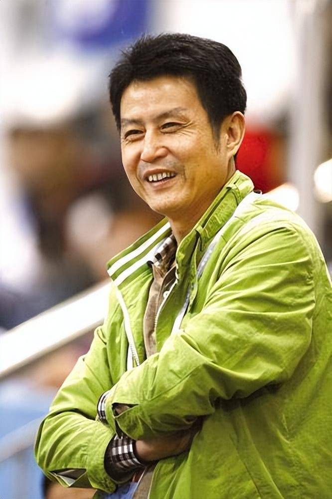 女排名帅陈忠和,前妻车祸去世二婚娶女排学生,现今携妻低调生活