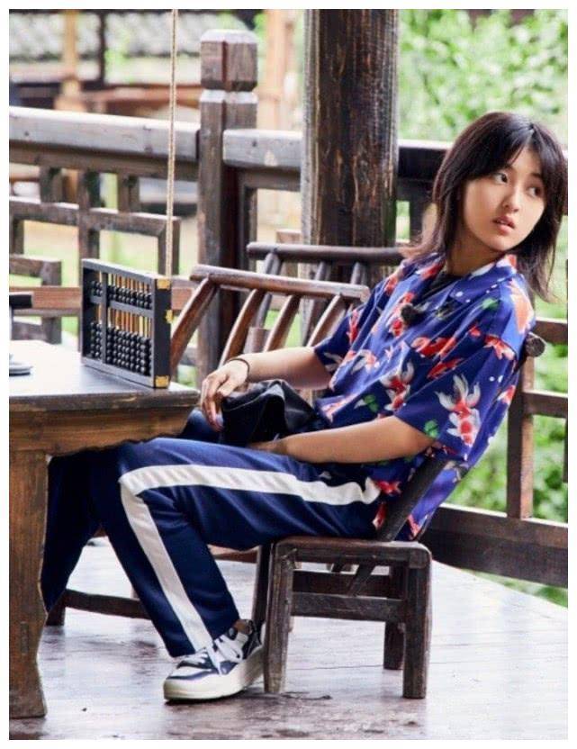 张子枫穿"奶奶花衬衫"本以为很土,搭校服裤后却很潮,年轻真好_章子