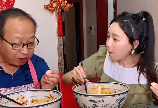 网红“小贝饿了”被曝卖伪劣产品:多人反映吃了呕吐拉肚子(图2)