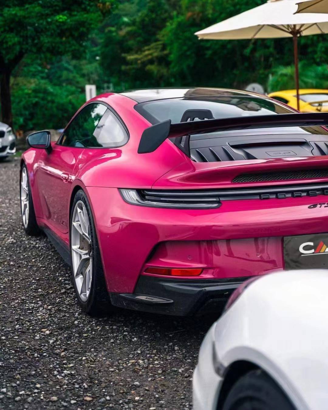 保时捷卡慕斯改色膜星光宝石红,鲜艳夺目的玫红色调