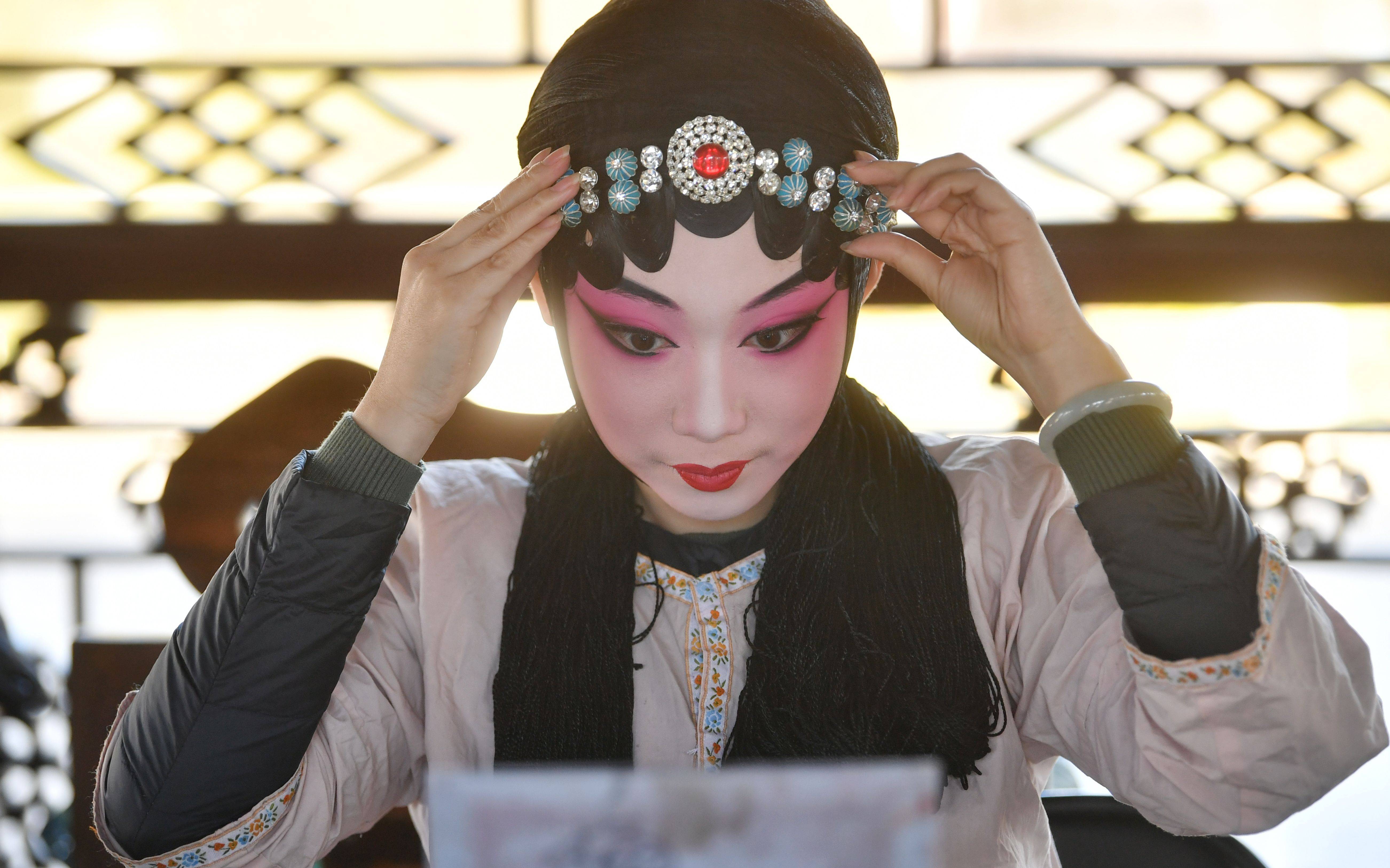京剧演员在后台化妆.
