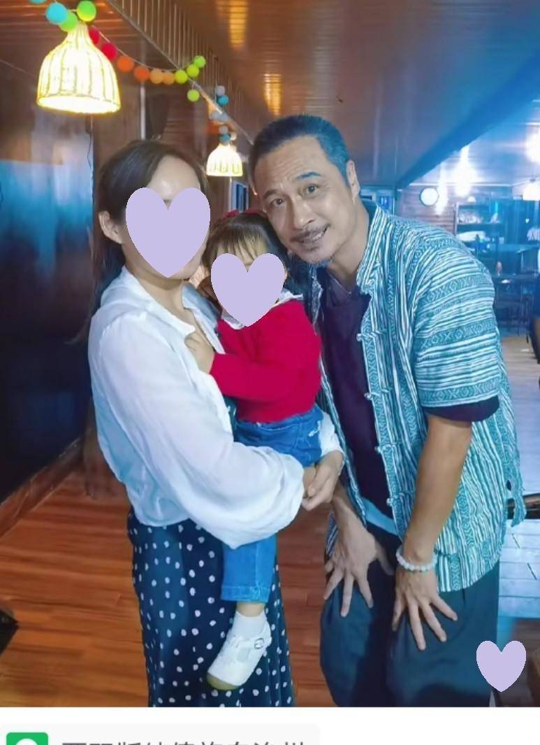 在网友晒出的多张照片中,衣着随意,留着平头的吴镇宇在一家看似非常