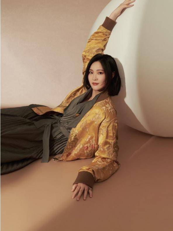 惠若琪产女后首登杂志,手抓排球霸气吸睛,网友表示当妈后变化大_身体