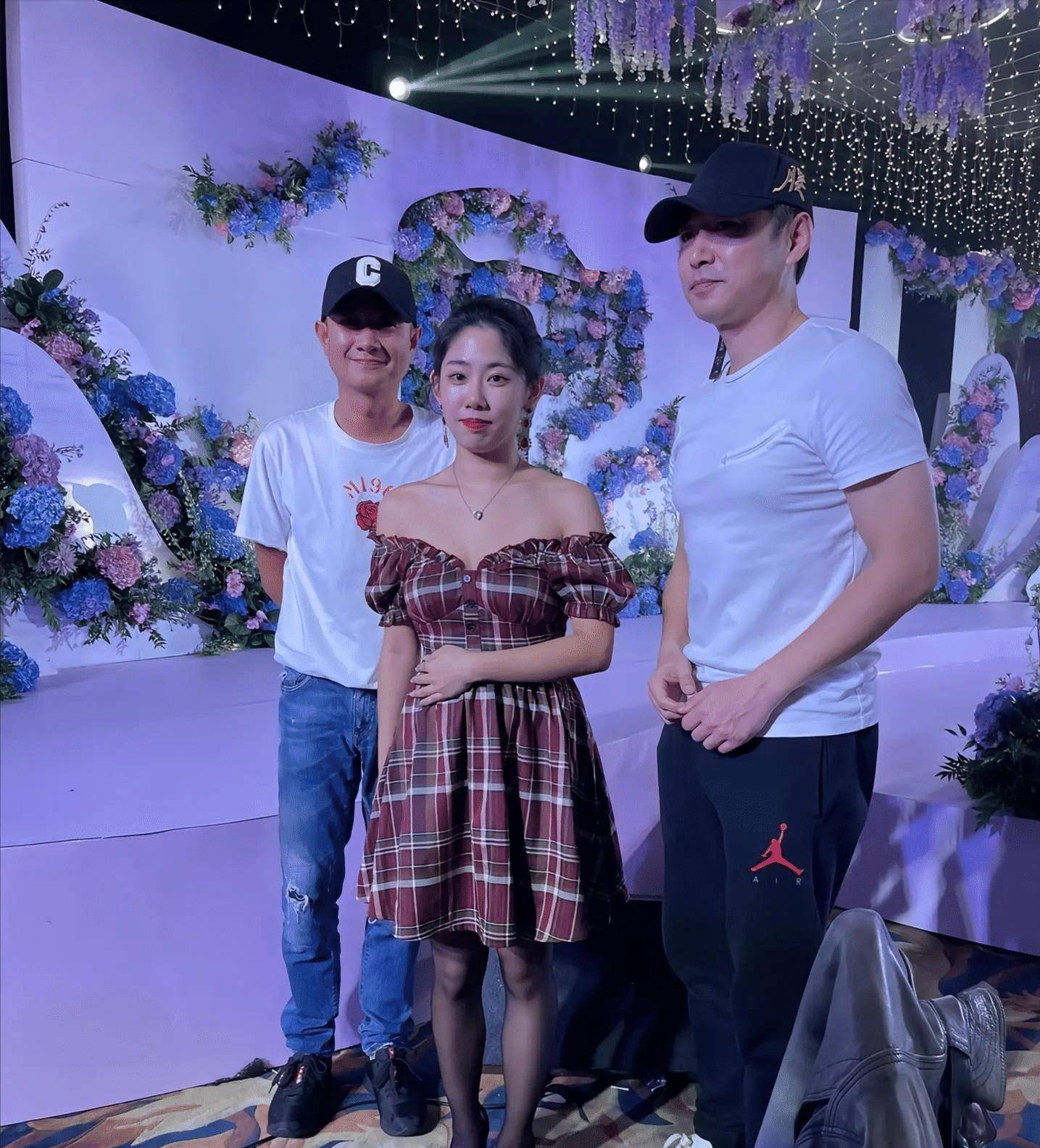 举办豪华婚礼却满眼难过,文章与高鑫意外现身_女儿_父亲_上海