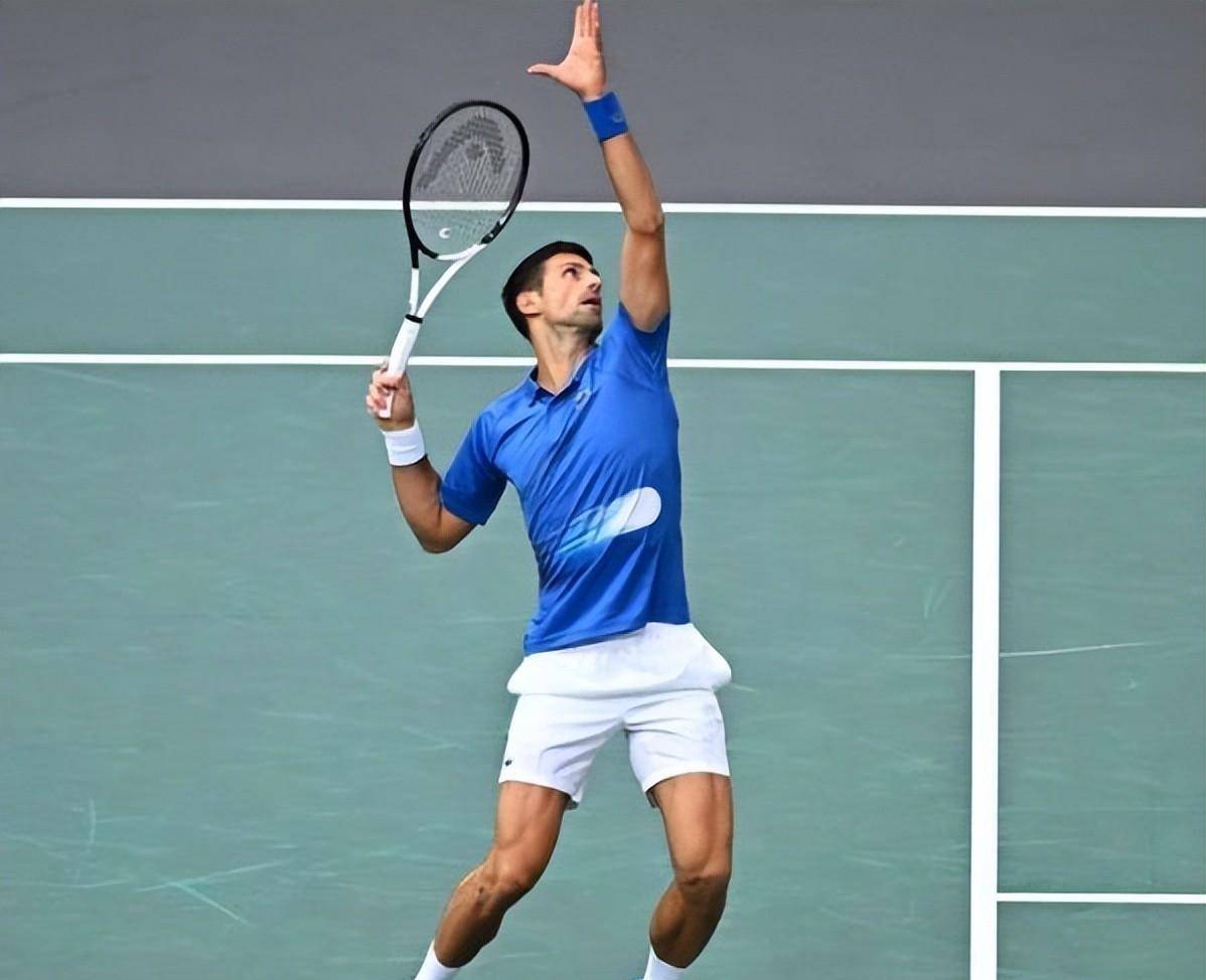 第6局,德约再次破掉对手的发球局,5-1来发球胜局.第7局,德约在第4个