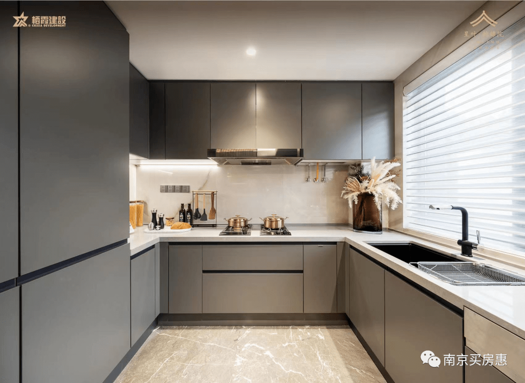 整套厨电是全球顶级品牌嘉格纳;橱柜是爱米默;卫浴五金选择的是意大利