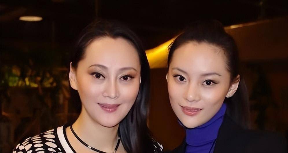 大宋佳德国街头喝咖啡,60岁一头黑发皮肤无皱纹,曾弃病夫引争议