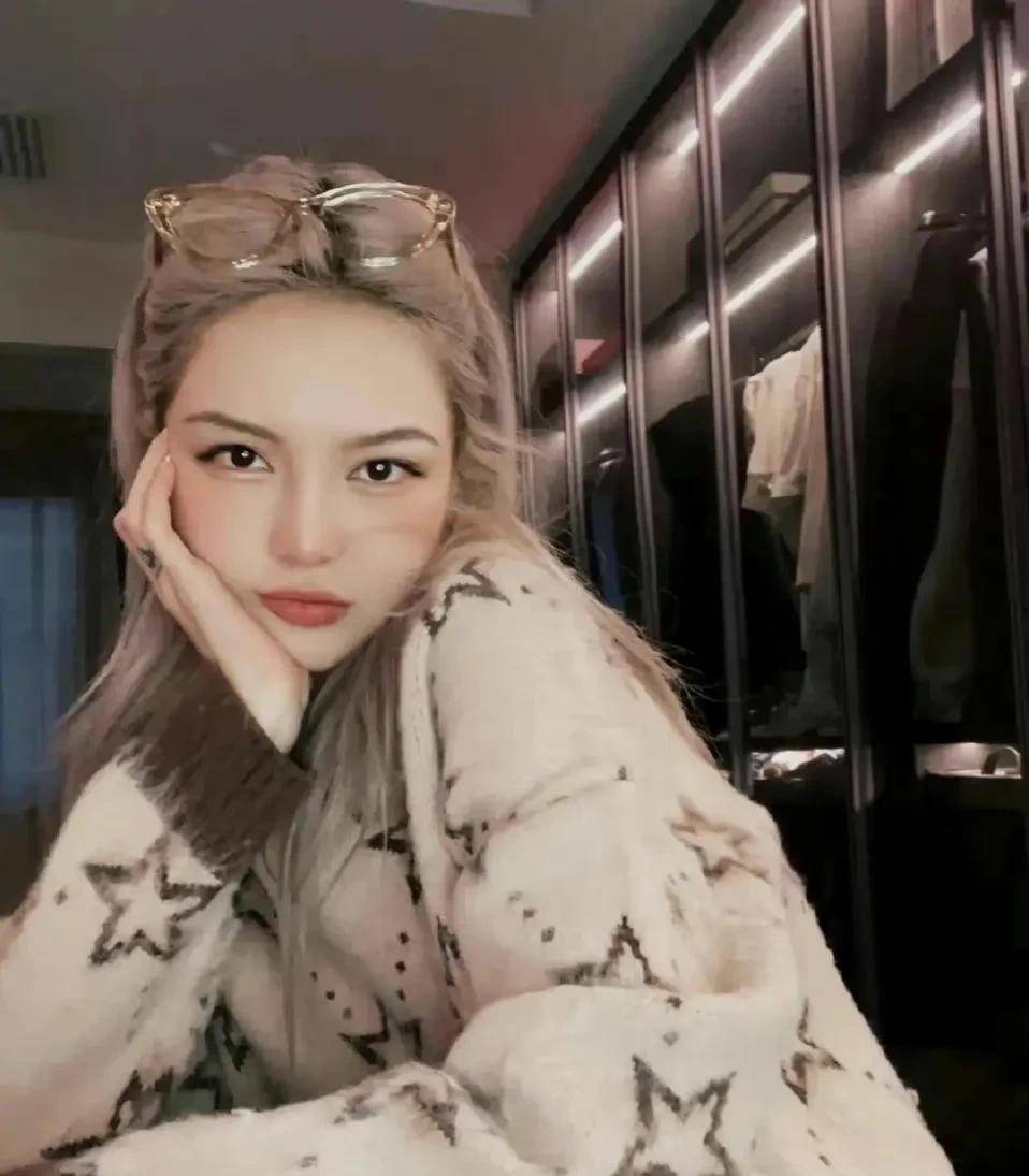 周扬青与小10岁男友激吻,男方神似罗志祥,网友戏称"赘婿"_段星星_长相