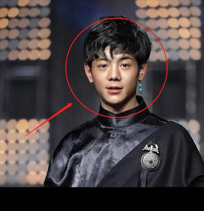 路人镜头下的丁真上热搜,离开精修后,这气质丝毫不