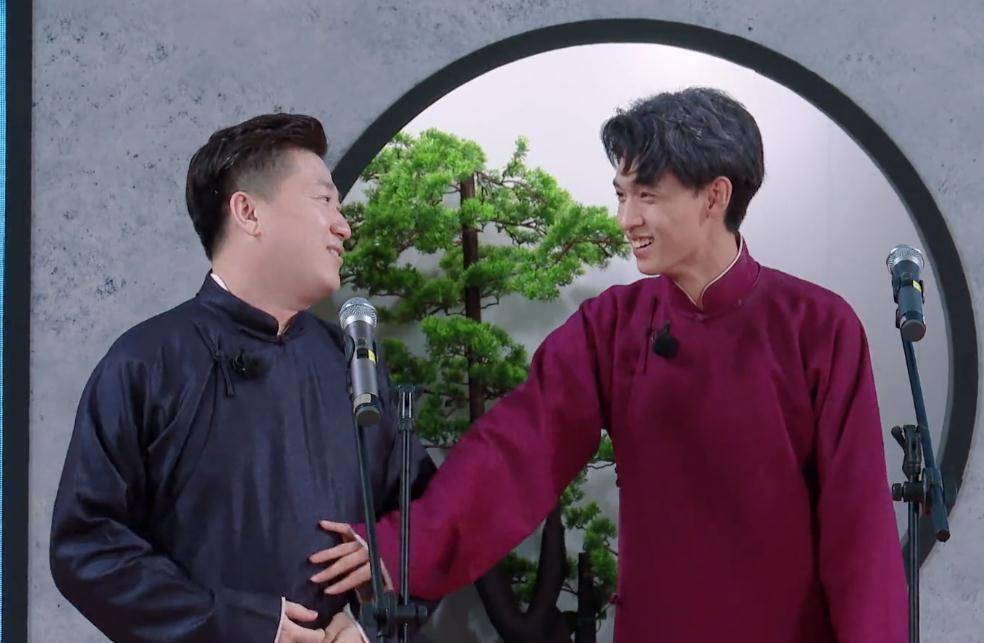 德云社何九华转型逗哏,秦霄贤或将转型捧哏,鲜花组合未来可期_搭档