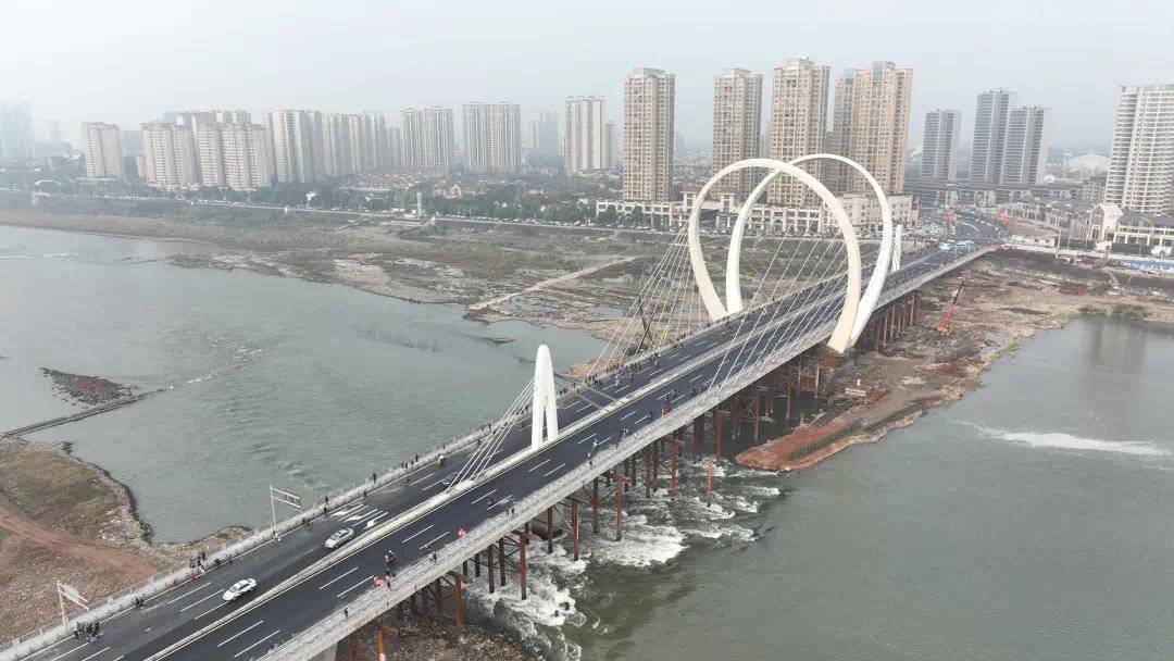 四川彭山岷江大桥试通车 到江口沉银处不再绕行_车辆_迎宾大道_车道