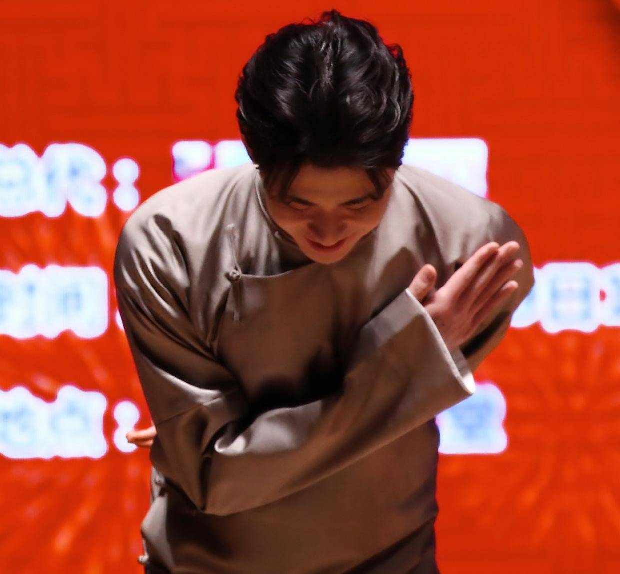 德云社演员鞠躬照对比,张云雷的姿势最绅士,烧饼简直是张飞附体_观众