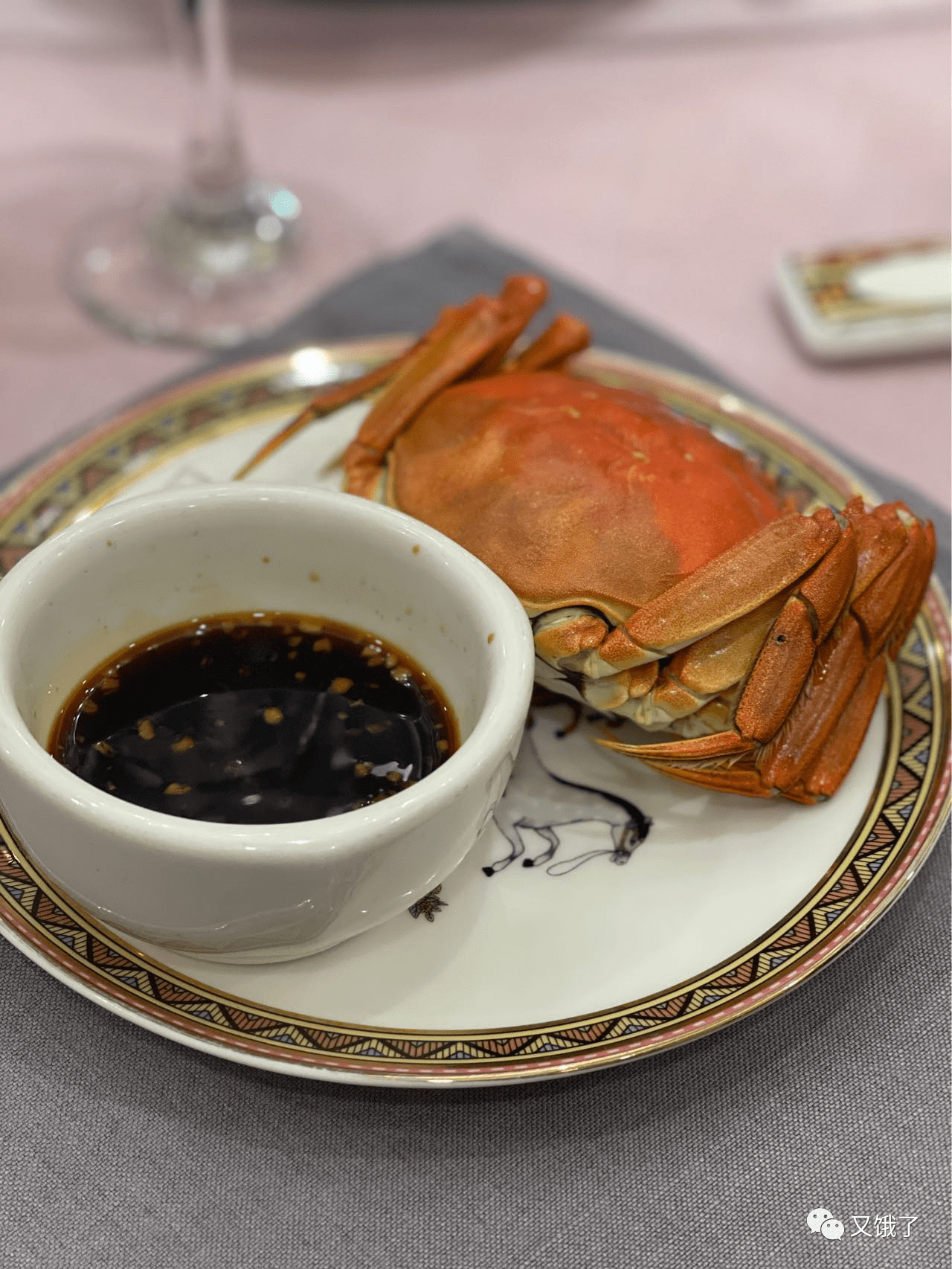 周末食记本周稍许收敛了点饮食，体重有所下降，程序也轻巧许多。但到了周末，就该适应潮水出门看看，以现实动作消费撑持本身所喜欢的餐饮商家。从小酒馆到陌头烤串，奶茶铺到连锁店，黎巴嫩菜与鸡尾酒，本帮咖啡与法度甜品，我都能在享用中获得快乐。最初吃一只合理季的蟹，宣告秋天正式到来。