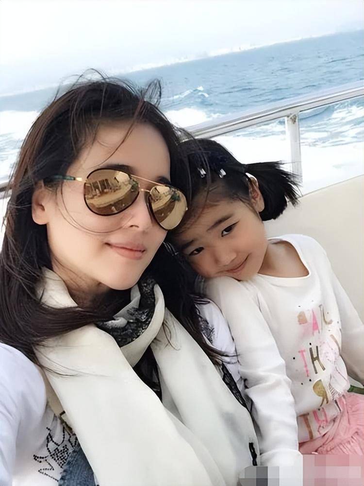 一千元的衣服,浓眉,高级的脸,好自然,爬树的乐趣,大长_高梓淇_照片