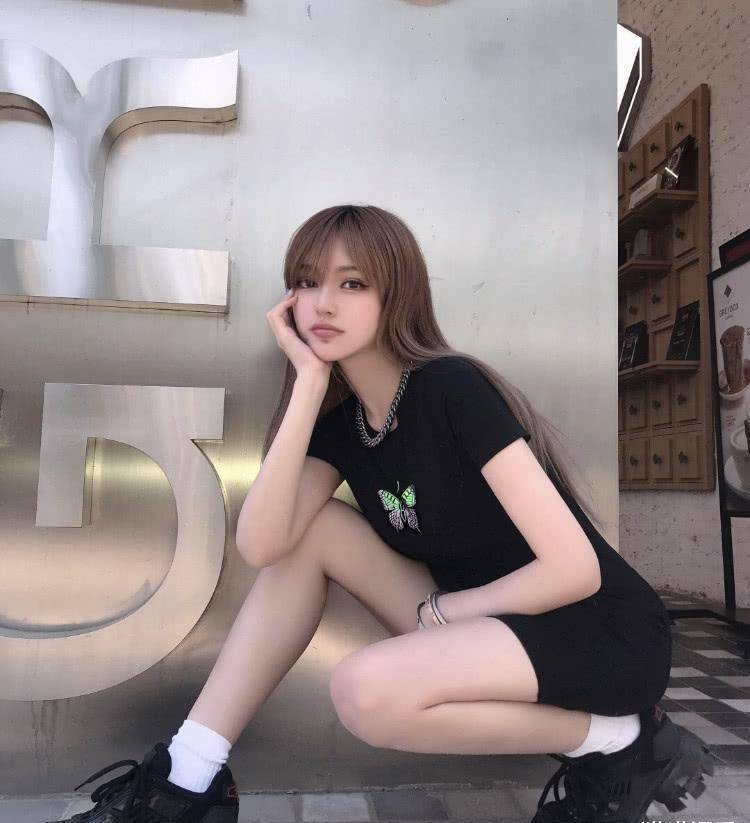 周扬青慵懒托腮摆拍秀美腿,一条短裙凹造型,展现曼妙身姿_罗志祥_什么