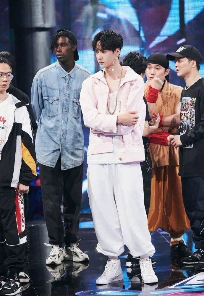 王一博频频上脚却依旧平价,blazer 同样也是板仔们的灵魂_nike_dunk