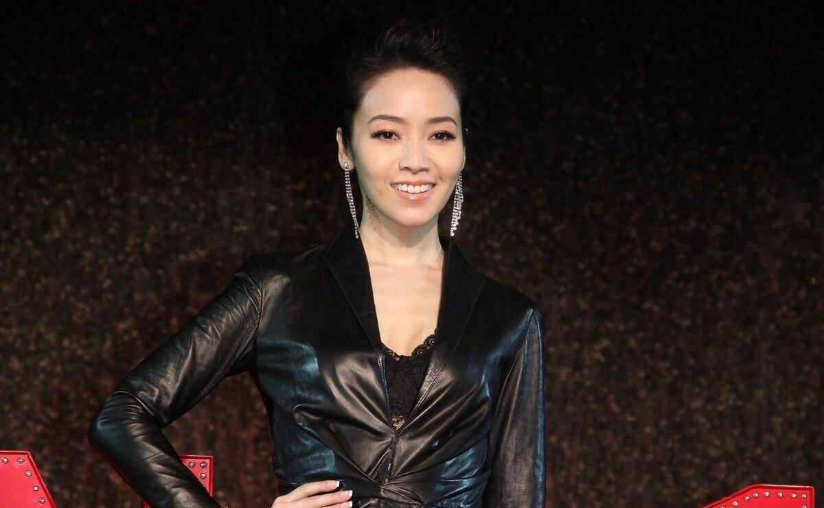 分手14年，侯佩岑仍与周杰伦绑缚上热搜，她的心计心情都藏在笑容里