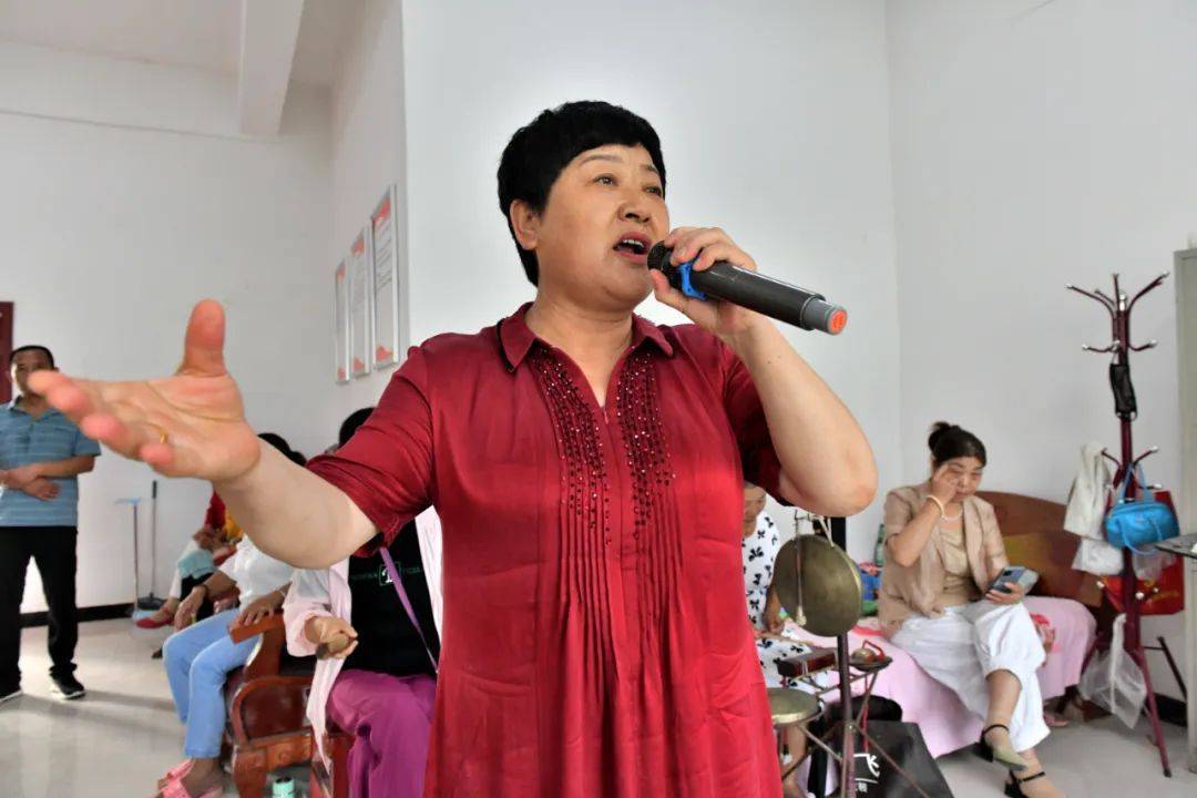 唱豫剧据考证,清朝末年,山东曹州民间艺人南下逃荒,把琴书带到了皖北.