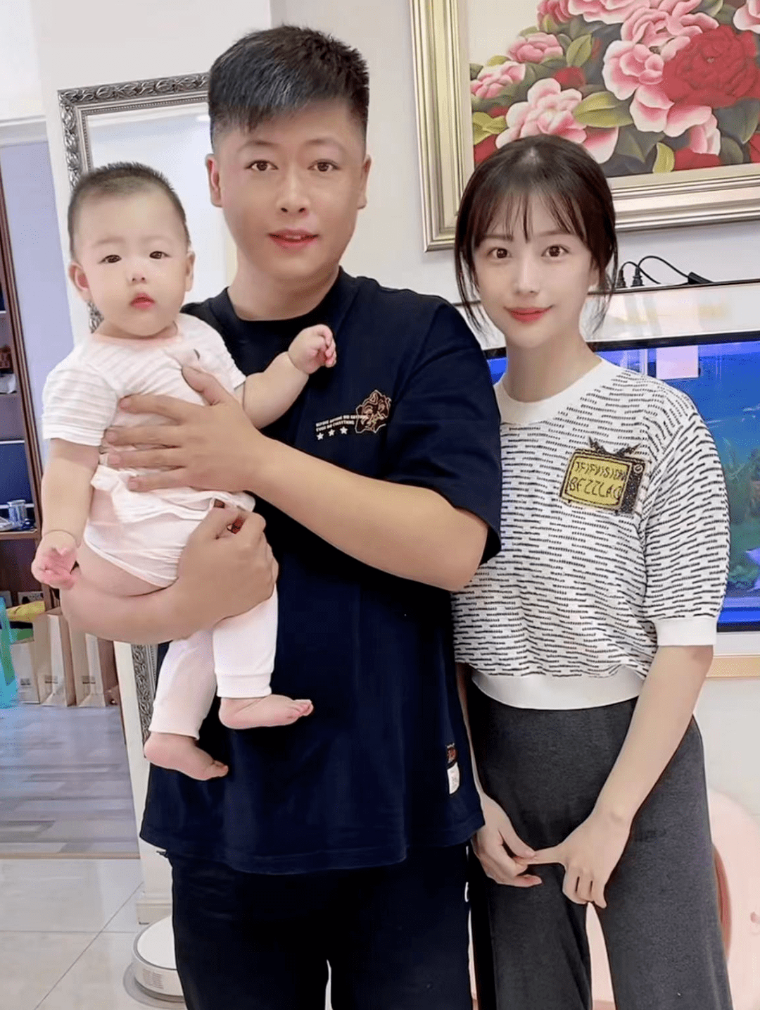 谢永强携小12岁美妻回农村娘家,和岳父像同辈,1岁女儿可爱像妈_杨晨