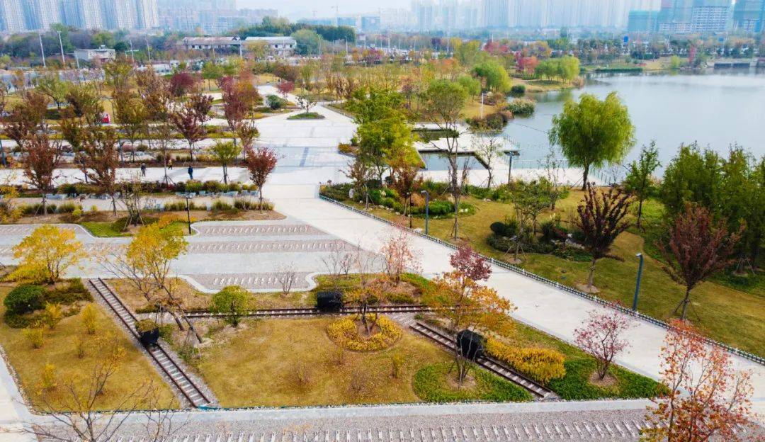 佔地791畝的泉潤公園,由濱河向外依次為溼地植被帶,水間花田帶,坡地