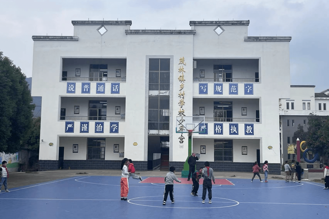 茂林小学少年宫在活动中心王群主任的带领下来到了泾县青少年校外活动