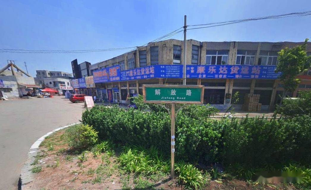 解放路北口与胜利路交汇处,前为东向,即是唐山著名的小山.