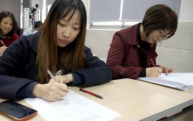 一女大学生报考公事员行步政审！原因竟出在奶奶身上！一路来看看