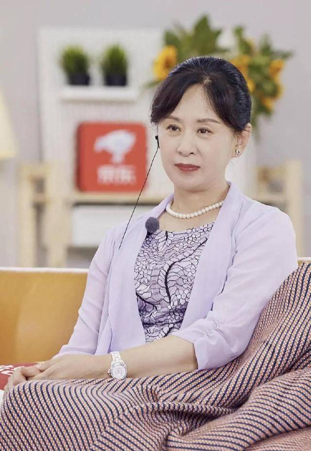 太出众了,到了中年依然打扮精致,被丈夫宠成公主_徐锡英_节目_张妈