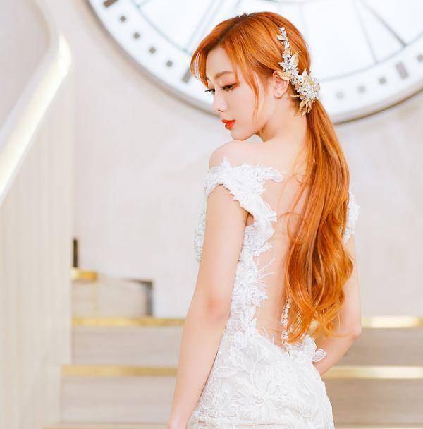 以为杨超越婚纱照最美,看到李紫婷孟美岐的婚纱造型,分不出谁美_姐姐