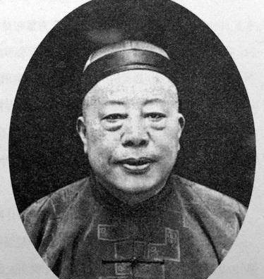 初到上海,他在上海十六铺当水果行的学徒,后来拜青帮的陈世昌为老头子