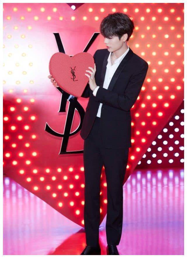 西装不要再配牛仔裤了,林彦俊首次尝试就失败,腿比女主持还短!