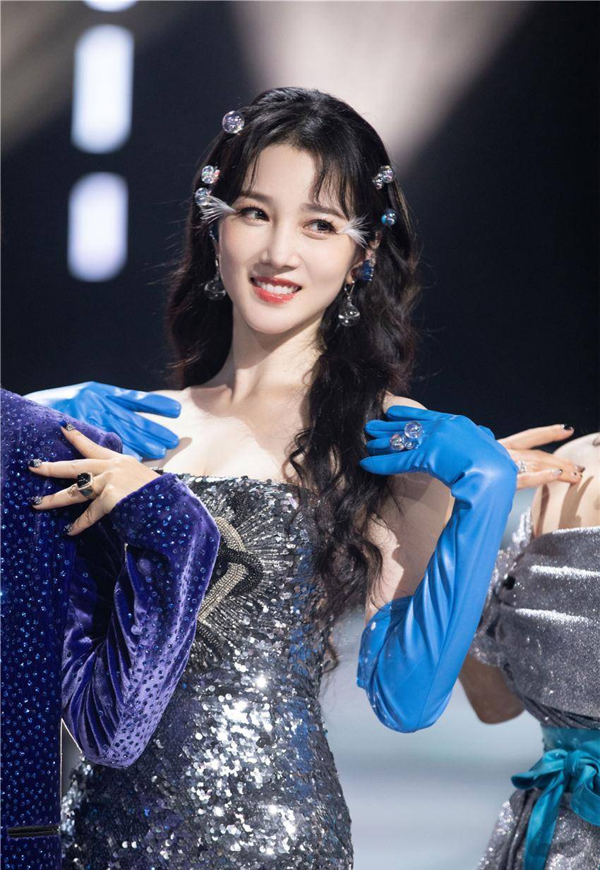 《浪姐》决赛造型大赏,杨钰莹小林青霞气质出众,陈小纭