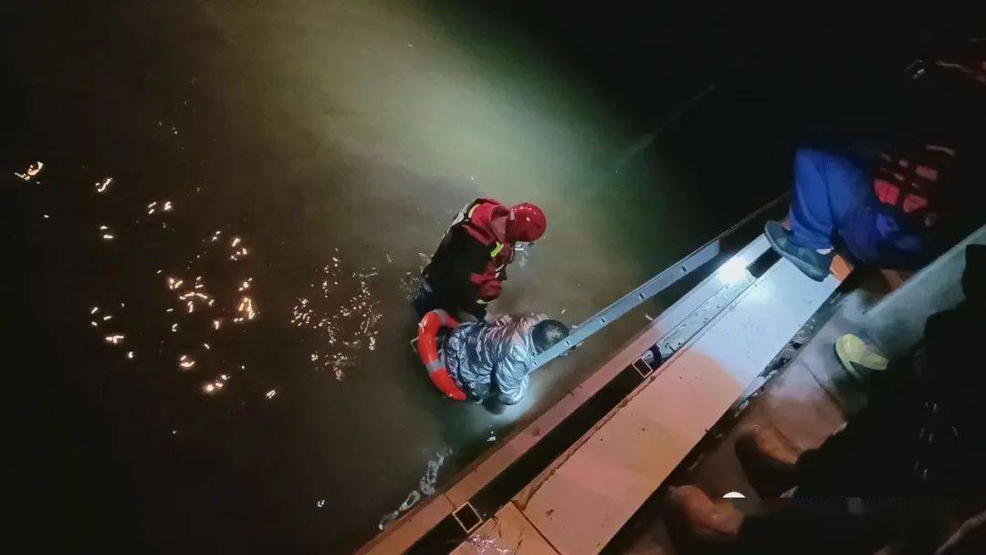 男子凌晨从太原胜利桥跳河了._救援_轻生_上岸