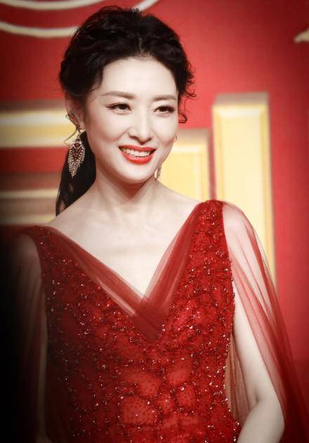 主持人周涛:内外兼修,54岁的她是新时代女性的榜样_时候_工作_人生