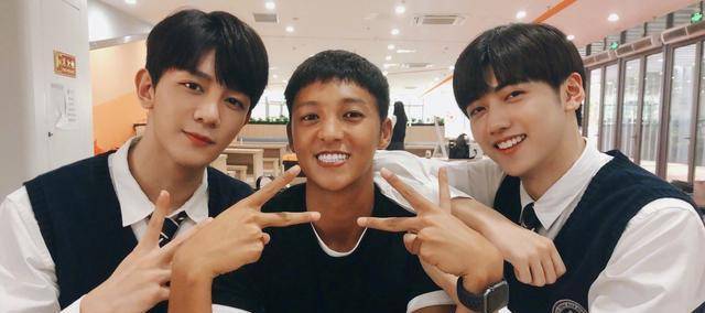 黄明昊执着转型,油腻妆发放飞自我,明明是奶气少年强凹硬汉人设_头发