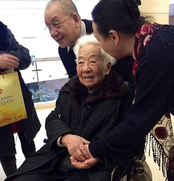 田壮壮这样写道:妈妈走了,现在你的感官不再起作用,你的心独立,赤裸