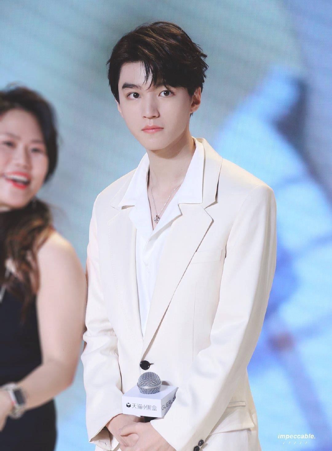 王俊凯参加娇兰发布会,米色西装造型绅士气质十足_时候_偶像_时光