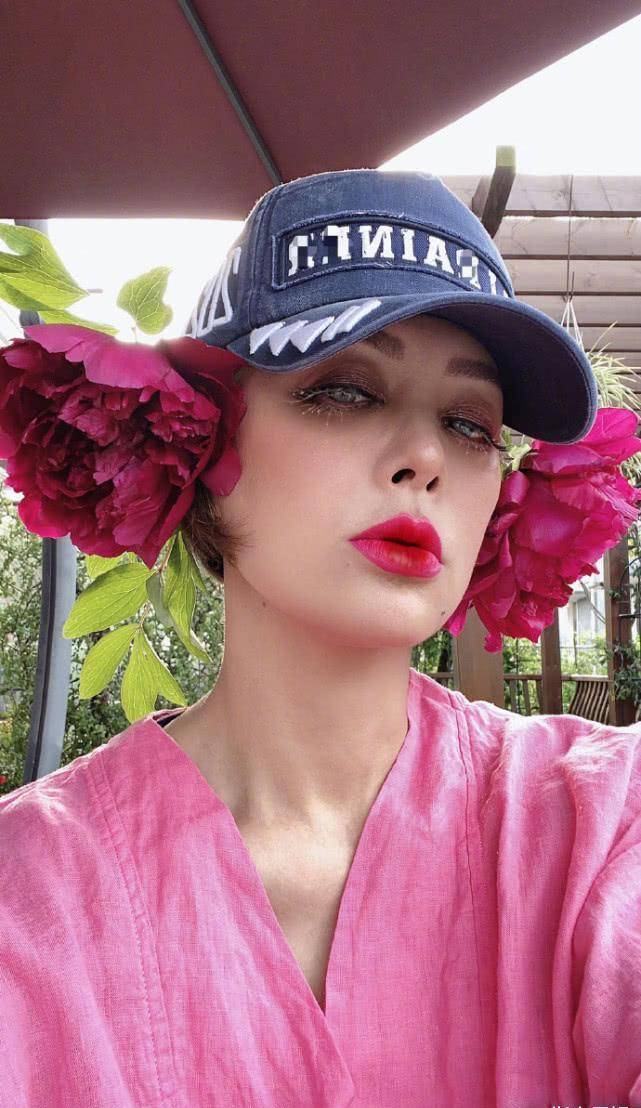 花痴"美照,她头戴两朵鲜花出镜,粉美造型不敌睫毛抢镜_时候_性格_魅力